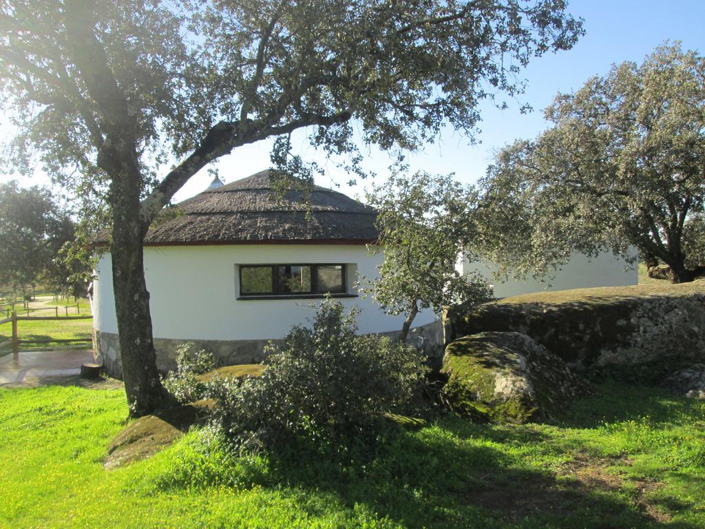 الشقق الفندقية La Roca de la Sierraفي  Chozos De La Dehesa المظهر الخارجي الصورة
